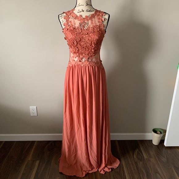 Boutique Gown - Picture 2 of 9